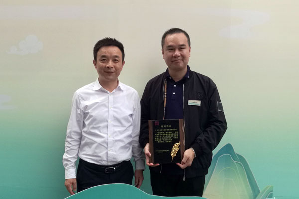 T3：航城街道办党委书记罗维（左）与胡家华董事长合影留念.jpg